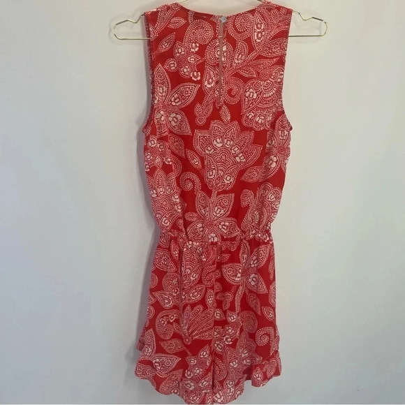 Show me your Mumu Riri Romper Red Aquarius Floral Ruffle Hem - Picture 6 of 10